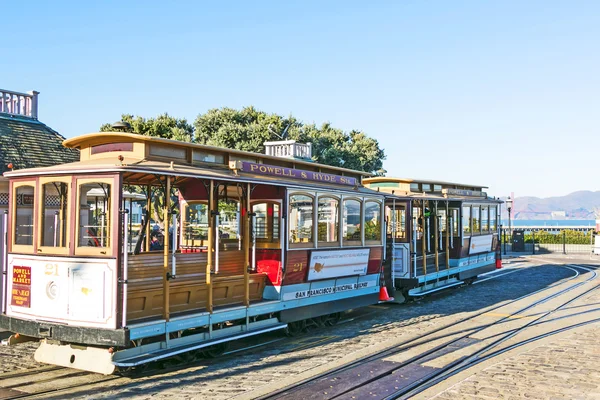 Berühmte Seilbahnlinie Powell und Hyde Street in der Nähe von fishermans wha — Stockfoto