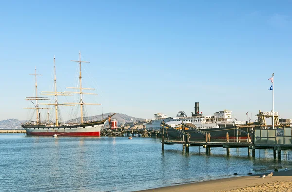 ヴィンテージ 1886年帆船、バルクルーサおよび 1914年のパドル ホイール タグボート、公共の表示にサンフランシスコ海事国立史跡公園 eppleton ホール — ストック写真