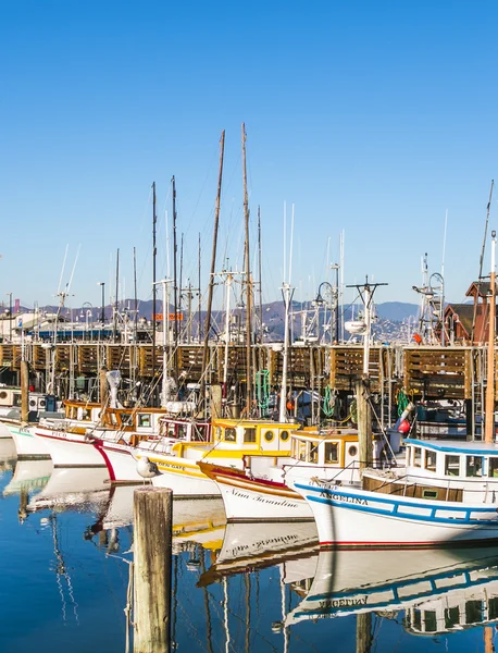 Segelbåtar på fishermans wharf — Stockfoto