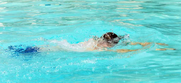 Pojken har kul simmar i poolen — Stockfoto