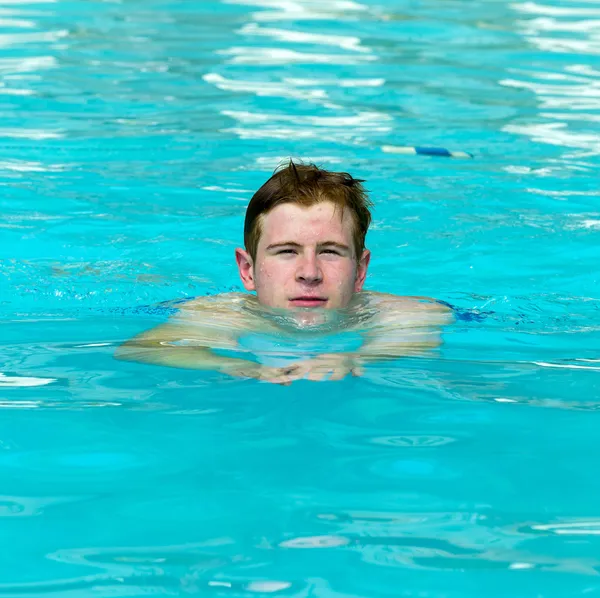 Chico se divierte nadando en la piscina — Foto de Stock