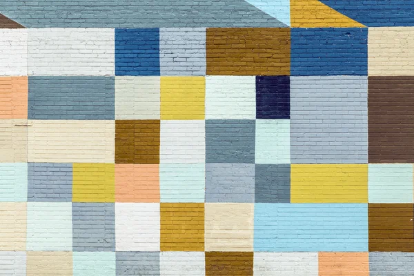 Τοίχο από τούβλα που χρωματίζονται στα χρώματα του ουράνιου τόξου — Φωτογραφία Αρχείου