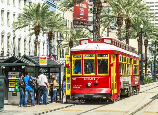 I passeggeri viaggiano con il tram in Canal street centro N — Foto Stock