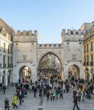 insanlar karlstor stachus geçer.