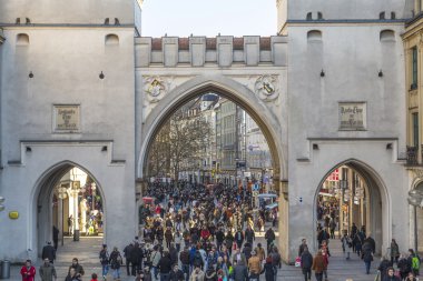 insanlar karlstor stachus geçer.