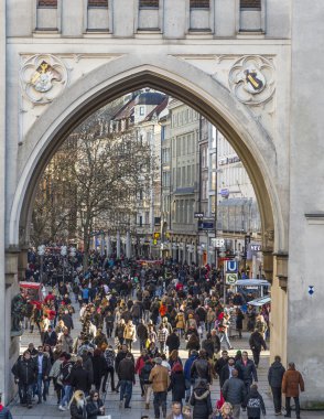 insanlar karlstor stachus geçer.