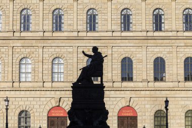 Münih residence Kral heykeli ile luitpold