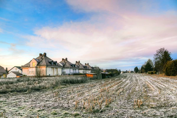 Nascer do sol em um subúrbio de Munique com ventos de Chinool e casas em t — Fotografia de Stock