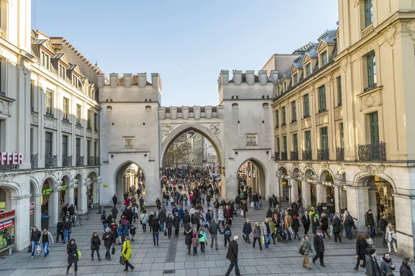 La gente passa il Karlstor a Stachus — Foto Stock