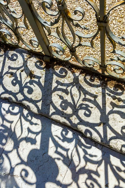 Puerta de hierro forjado al jardín con hermosa sombra —  Fotos de Stock