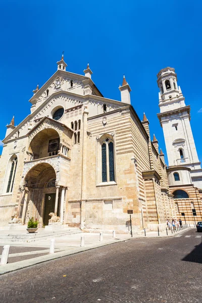 La facciata del cattolico medioevo cattedrale romanica iof San — Foto Stock