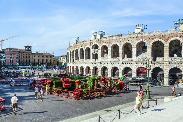 Menschen in der Arena von Verona — Stockfoto