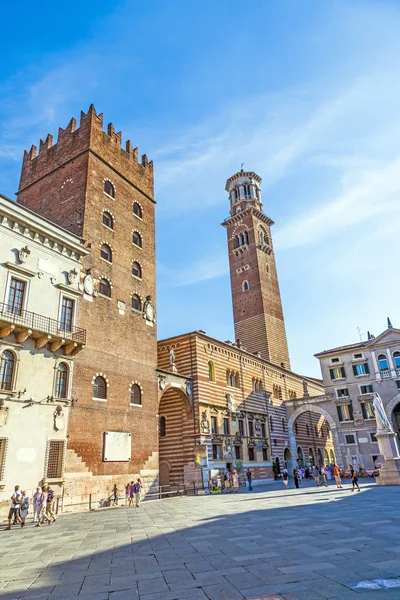 Torre dei Lamberti en Piazza delle Erbe, Verona —  Fotos de Stock