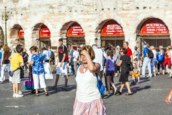 Lidé představují v aréně Verony — Stock fotografie