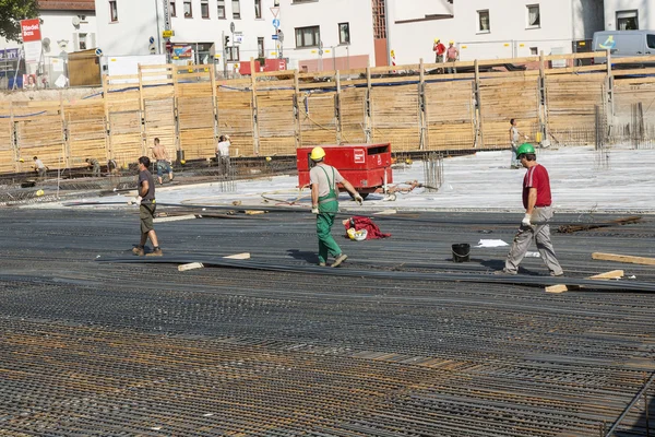 Arbeiter bauen Stahlstangen auf der Baustelle — Stockfoto