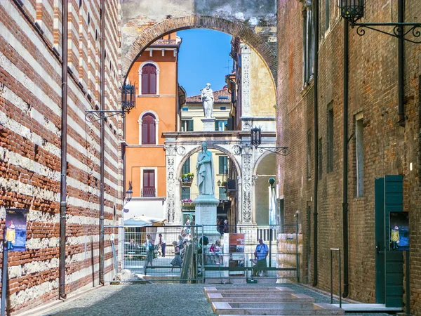 Dante statua w piazza signori w verona, Włochy — Zdjęcie stockowe