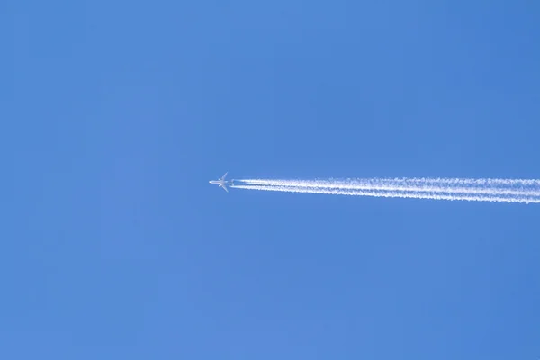 Mavi gökyüzü ile yoğunlaşma izleri — Stok fotoğraf