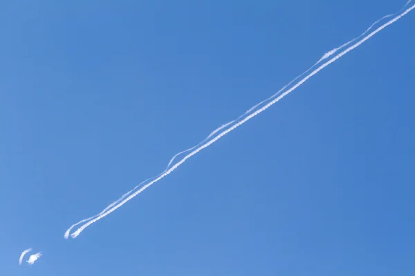 Blå himmel med kondens leden — Stockfoto