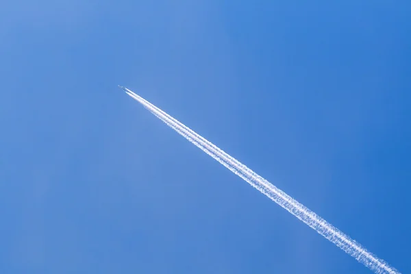 Блакитне небо з конденсаційним слідом — стокове фото