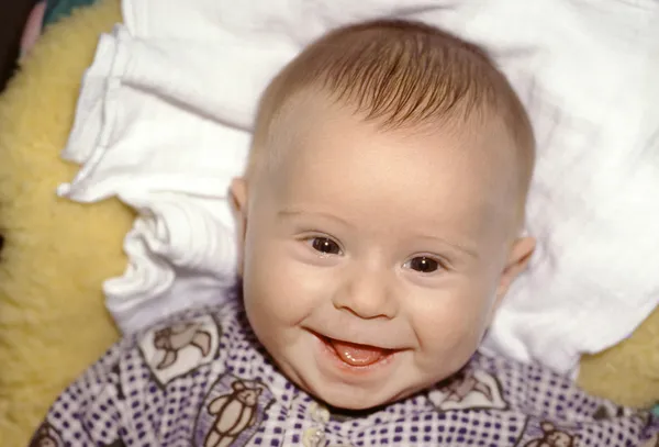 Bebé acostado en una sonrisa de piel de cordero — Foto de Stock