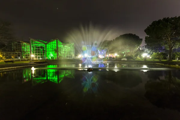 Winterlichter-a Center bevásárlóközpontja mellett氷と青の背景に新鮮なイチゴ — Stock Fotó