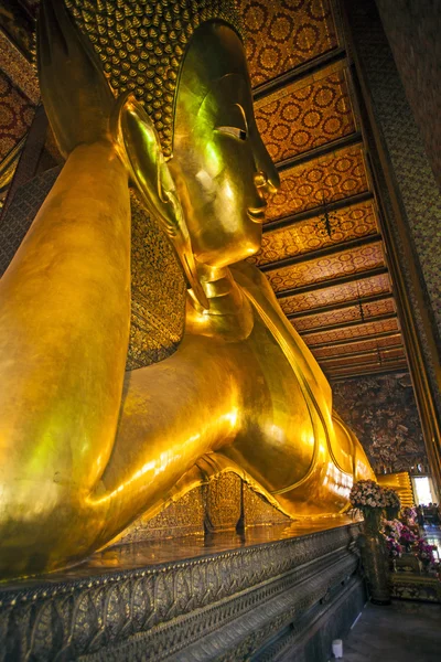 Reclinando estátua de Buda no templo Wat Pho — Fotografia de Stock