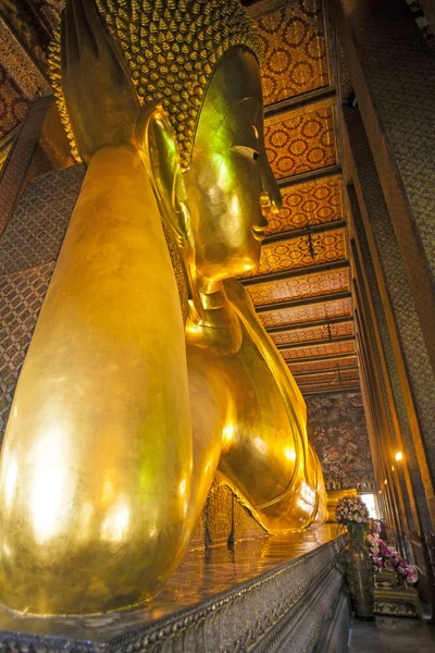 Reclinando estátua de Buda no templo Wat Pho — Fotografia de Stock