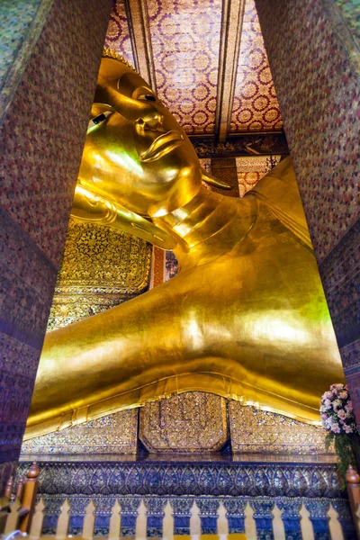 Socha ležícího Buddhy v chrámu wat pho — Stock fotografie