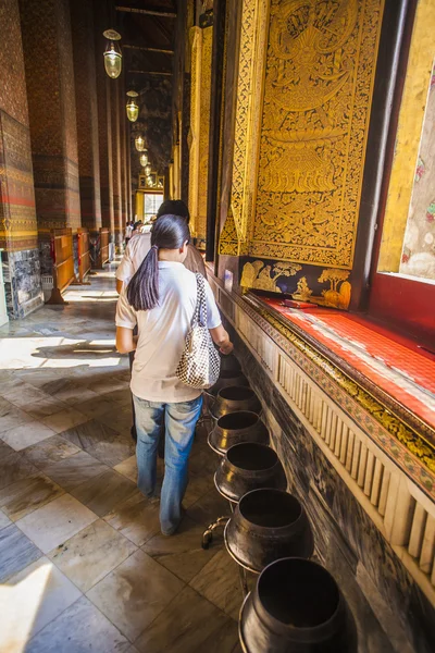 People giving donations in the temple of the giant Reclining Bud — Stock Photo, Image