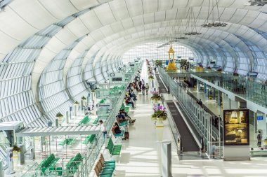 insanlar suvarnabhumi Uluslararası Havaalanı'nda kapısında bekler.