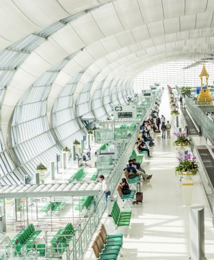 insanlar suvarnabhumi Uluslararası Havaalanı'nda kapısında bekler.