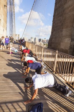 insanlar new York'ta brooklyn köprüsünde egzersizleri tadını çıkarın.
