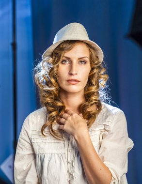 kobiece kobieta model pozuje do photografers na targach photokina