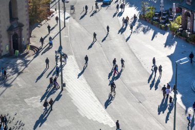 Frankfurt'un zeil boyunca insanlar yürüyüş