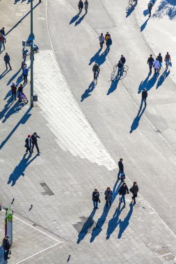Frankfurt'un zeil boyunca insanlar yürüyüş