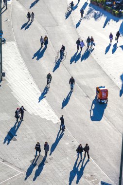 Frankfurt'un zeil boyunca insanlar yürüyüş