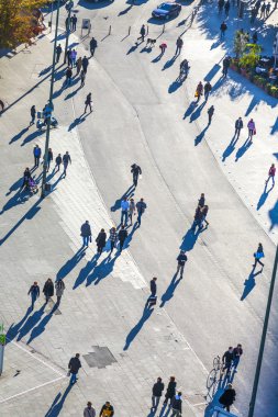 Frankfurt'un zeil boyunca insanlar yürüyüş