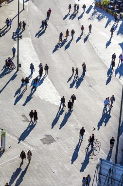 Frankfurt'un zeil boyunca insanlar yürüyüş