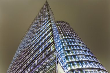 uniqa kule tarafından gece Viyana'nın