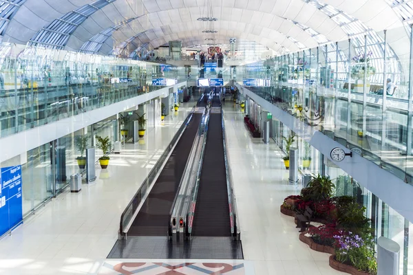 Abfluggate und Halle im neuen Flughafen Suvarnabhumi in Bangk — Stockfoto