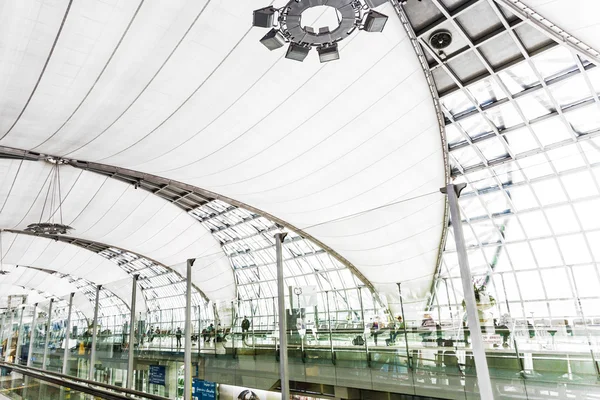 Départ Porte et hall dans le nouvel aéroport Suvarnabhumi à Bangk — Photo