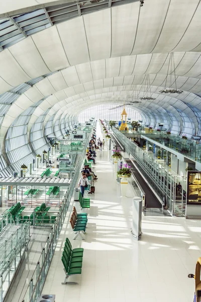 As pessoas esperam no portão do Aeroporto Internacional de Suvarnabhumi — Fotografia de Stock