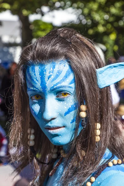 Menina colorida composta como figura Avatar poses para photografers — Fotografia de Stock