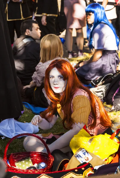 Chica colorida compuesta como figura de manga posa para el fotógrafo — Foto de Stock