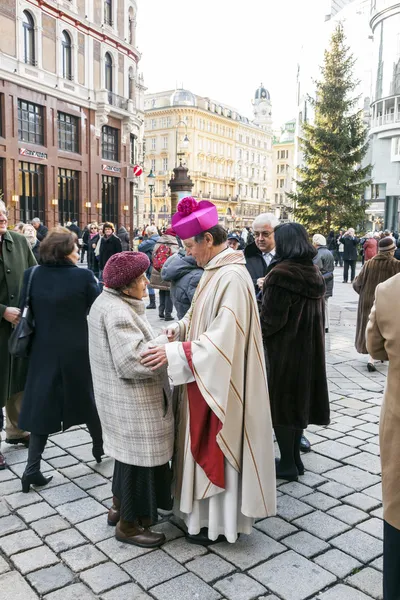 Bishop Franz Scharl greets an elderly lady — Stock Photo, Image