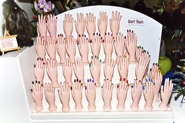 Nailstudio пропонує різні картини на ніготь пальця — стокове фото