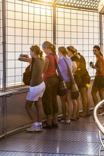 People enjoying the view from Bayoke tower across Bangkok skylin — Stock Photo, Image