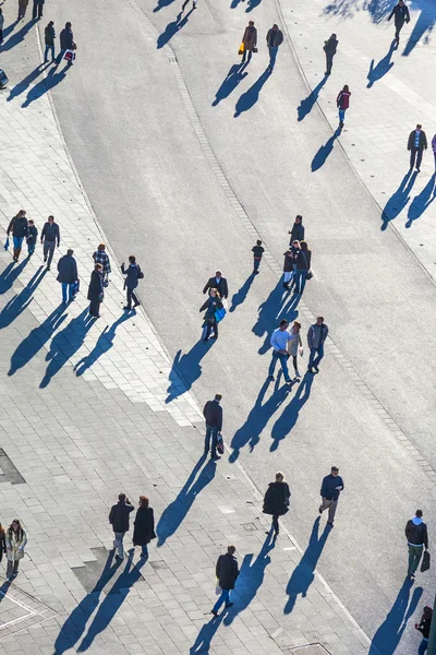 La gente cammina lungo lo Zeil a Francoforte — Foto Stock