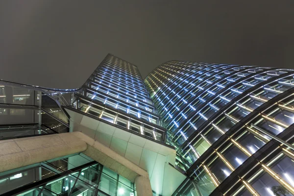 Fachada de la torre uniqa en Viena por la noche — Foto de Stock