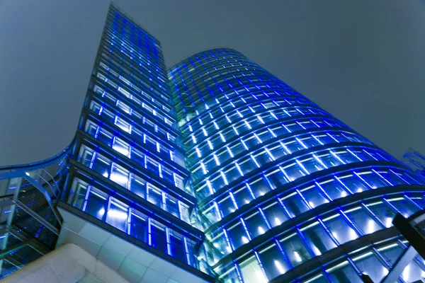 Fassade des uniqa-Turms in Wien bei Nacht — Stockfoto